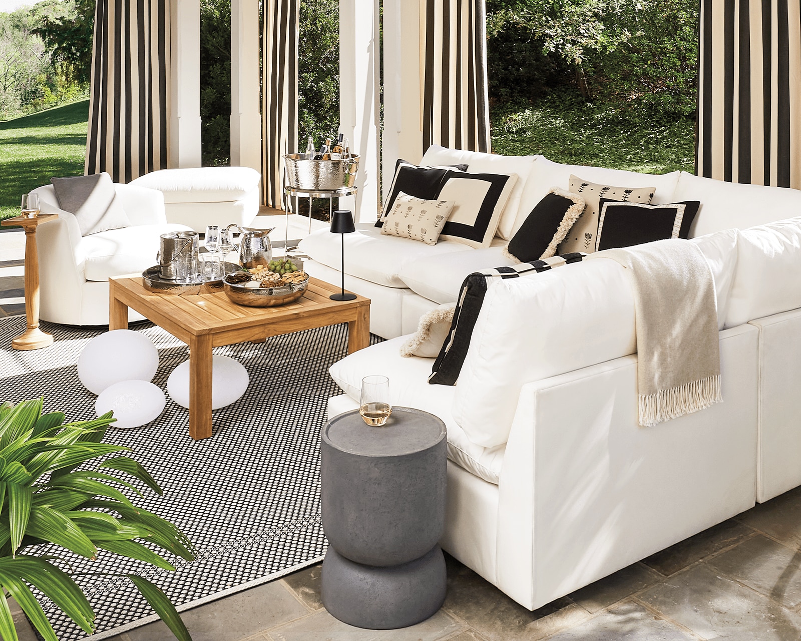 Outdoor sectional sofa