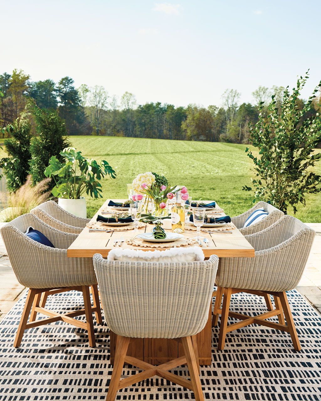 Host a great summer party with outdoor dining